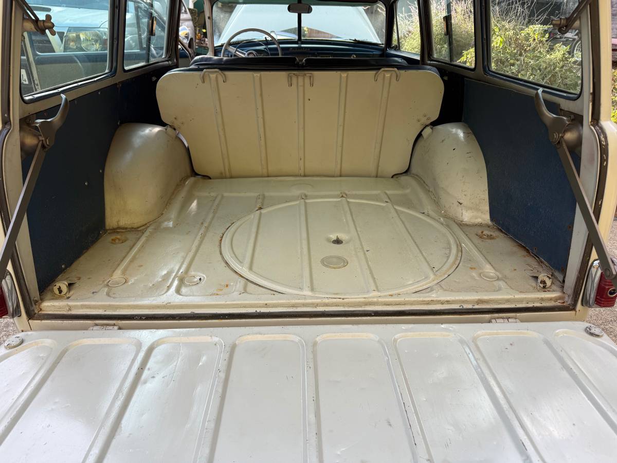 Plymouth-suburban-1952-grey-12