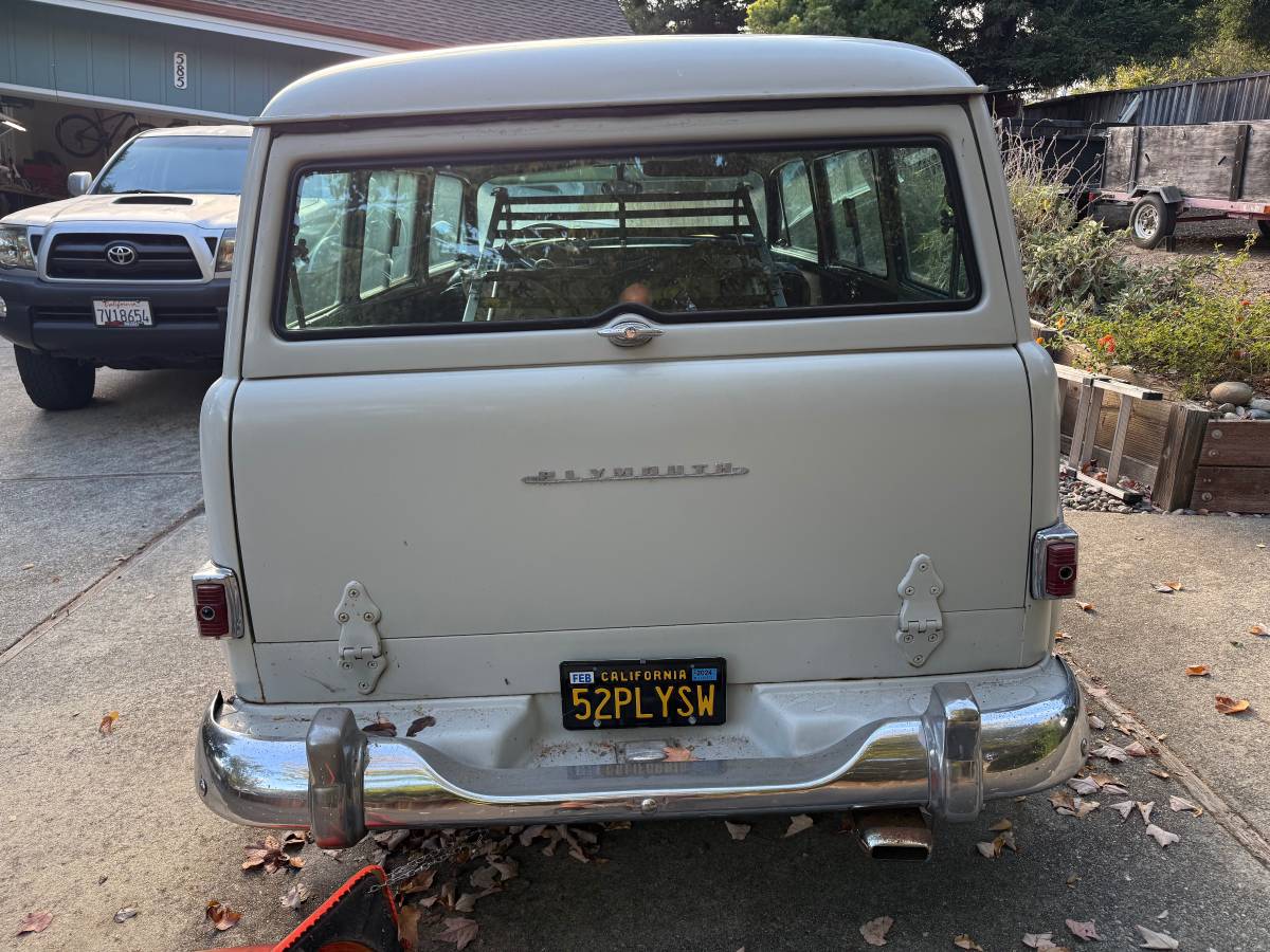 Plymouth-suburban-1952-grey-7