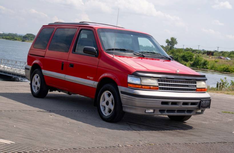 Plymouth-voyager-1995-red