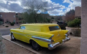 Pontiac-1957-yellow