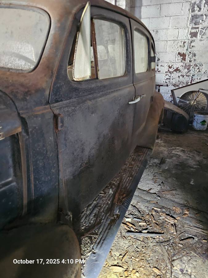 Pontiac-4-door-sedan-1937-black-1