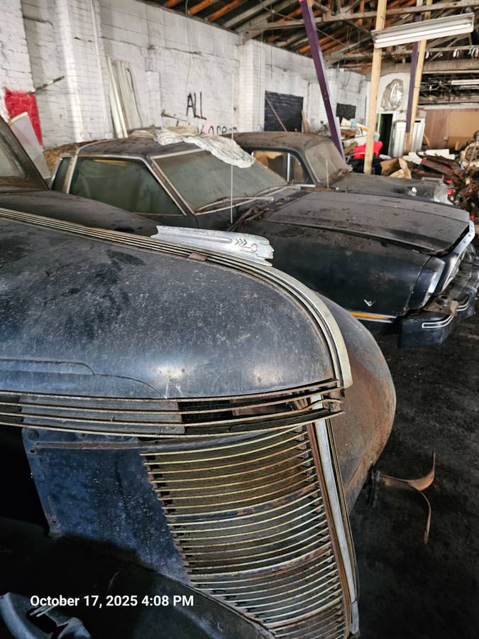 Pontiac-4-door-sedan-1937-black