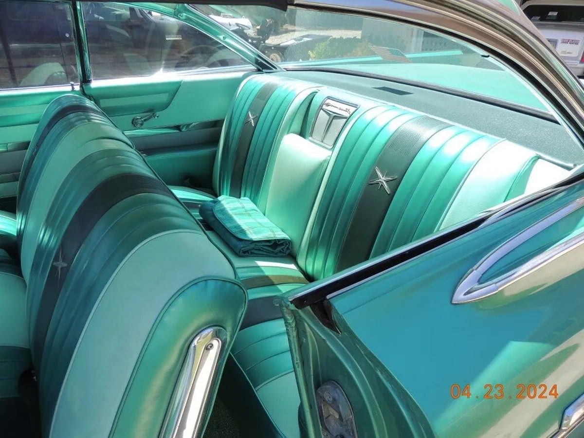 Pontiac-Bonneville-1959-Jade-Mist-Metallic-Tri-Color-Green-8