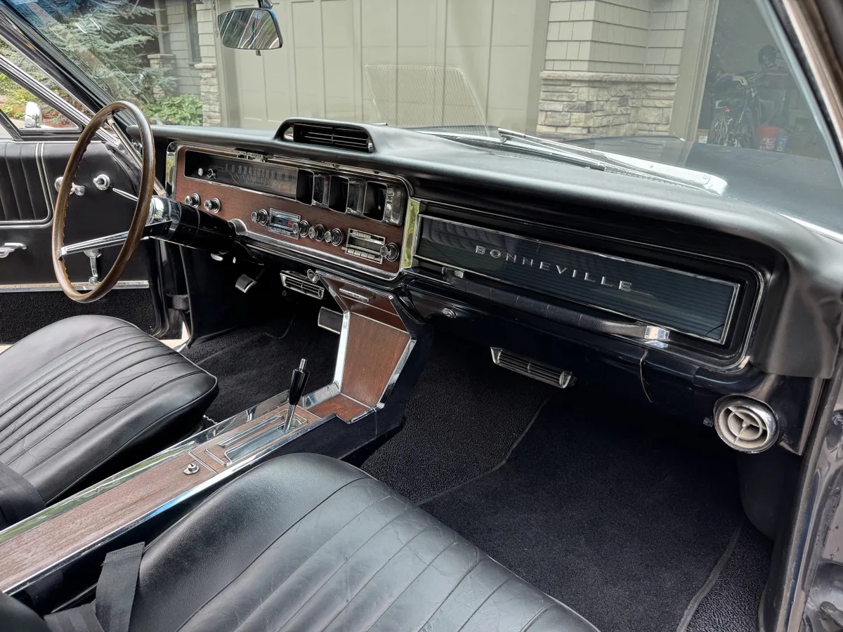 Pontiac-Bonneville-1966-Blue-Charcoal-Black-15