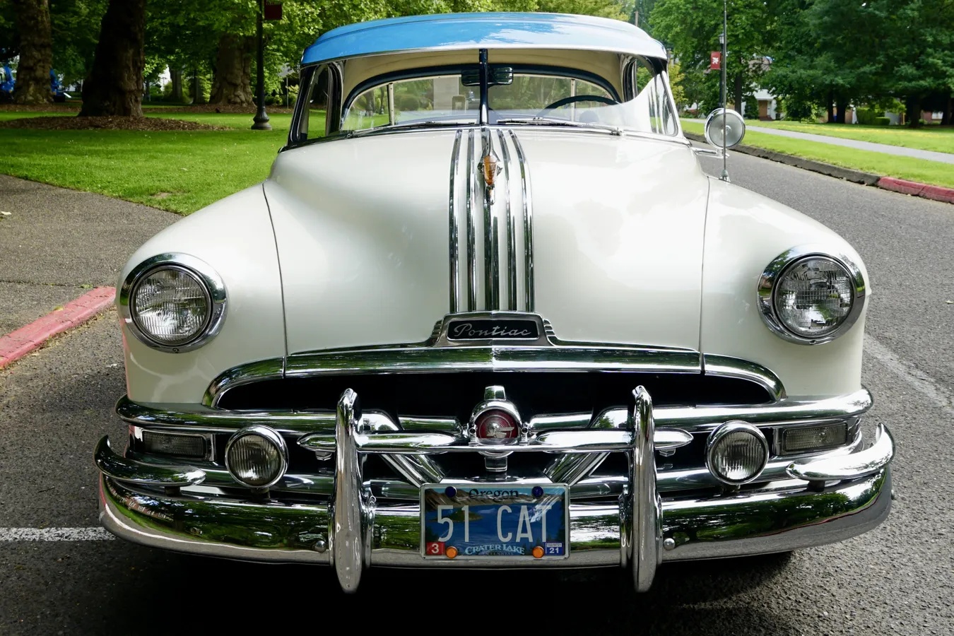 Pontiac-Catalina-1951-White-Blue-13