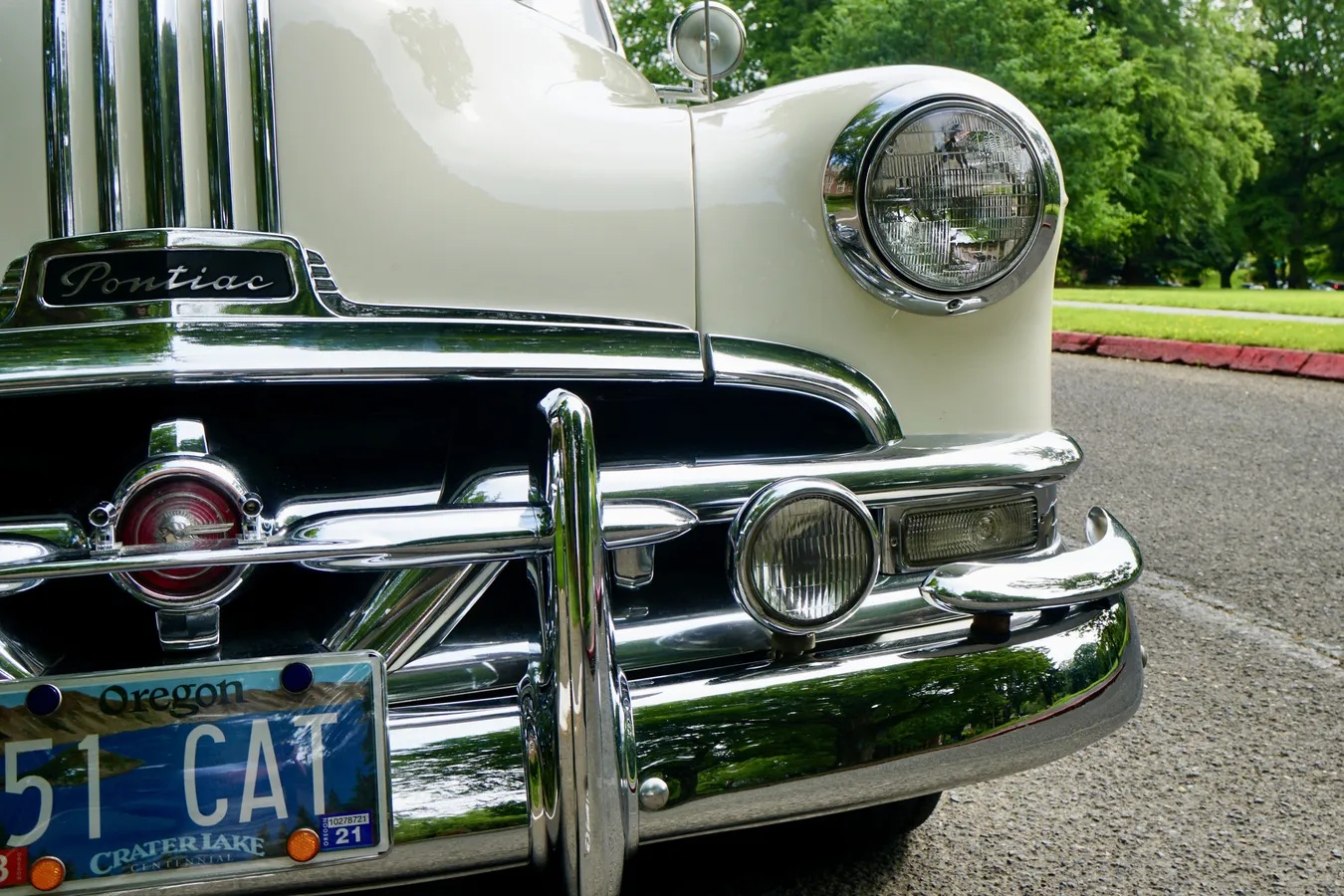 Pontiac-Catalina-1951-White-Blue-15