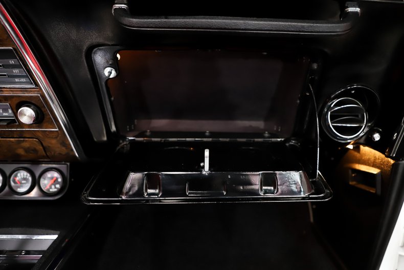 Pontiac-Firebird-1968-White-Red-Deluxe-11