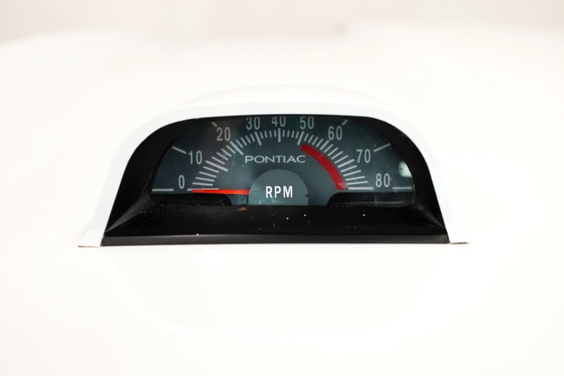 Pontiac-Firebird-1968-White-Red-Deluxe-32