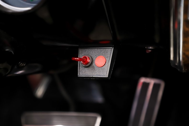 Pontiac-Firebird-1968-White-Red-Deluxe-35