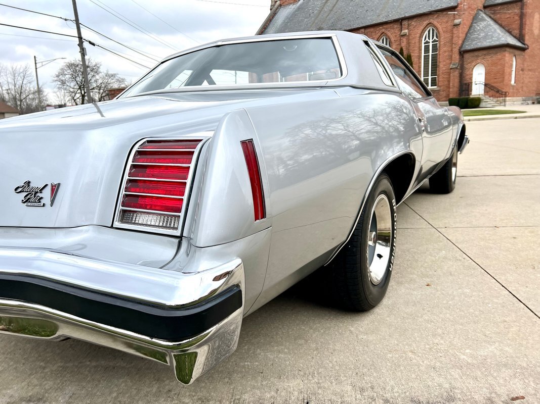Pontiac-Grand-Prix-1976-Coupe-22