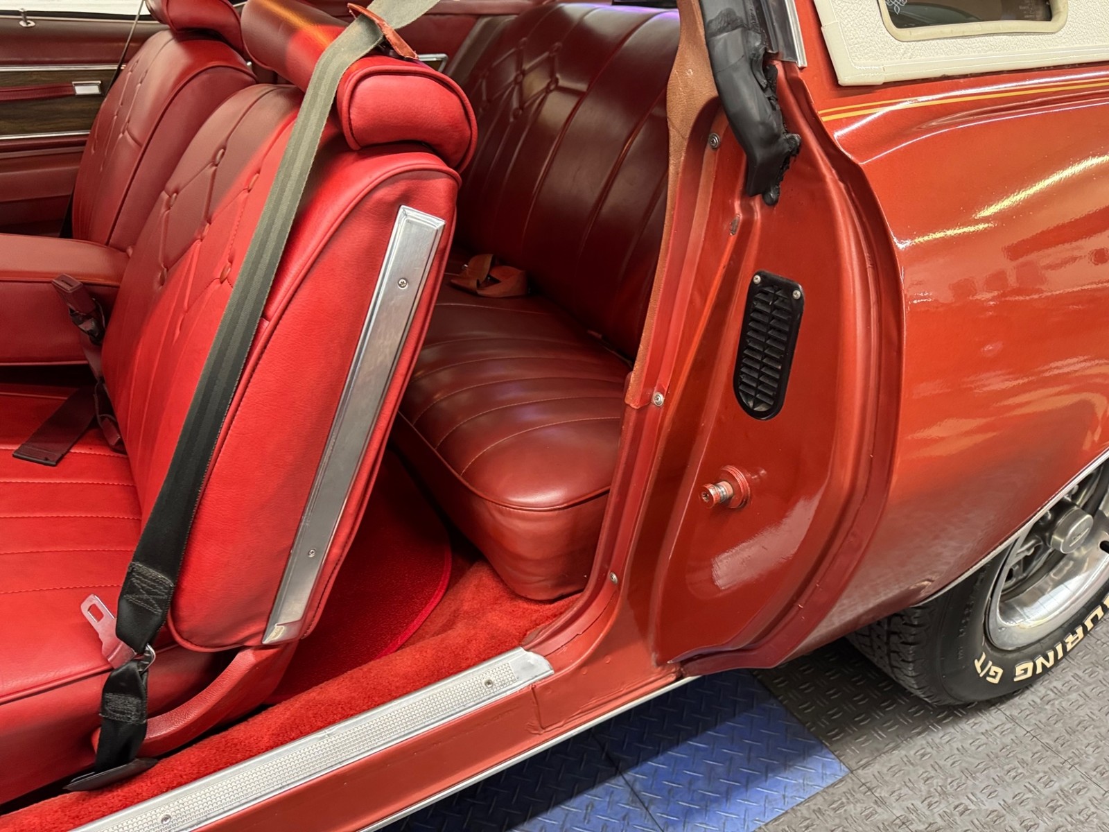Pontiac-Grand-Prix-1977-2-Door-35