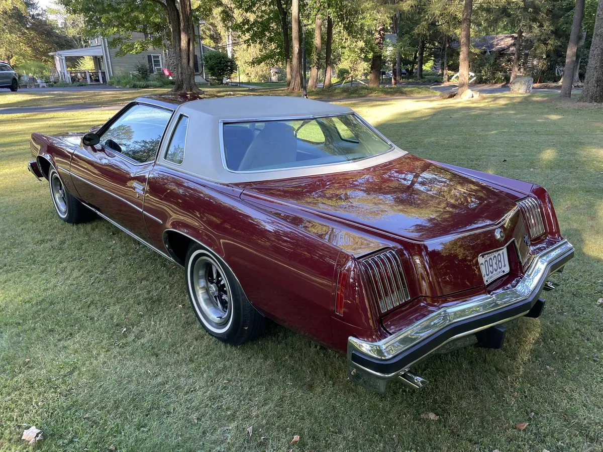Pontiac-Grand-prix-1975-Burgundy-White-1