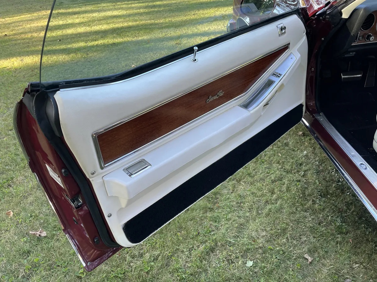 Pontiac-Grand-prix-1975-Burgundy-White-17