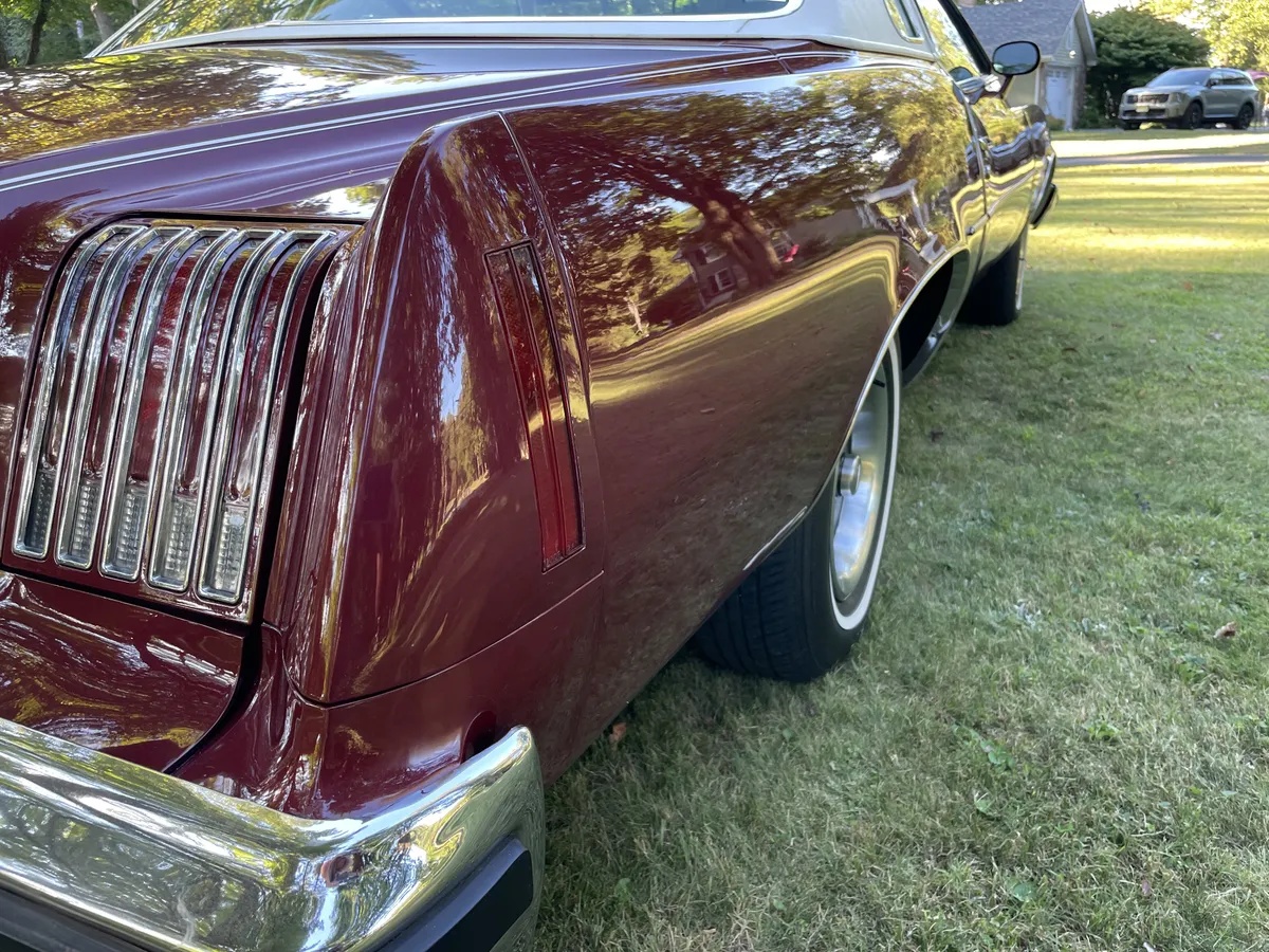 Pontiac-Grand-prix-1975-Burgundy-White-2
