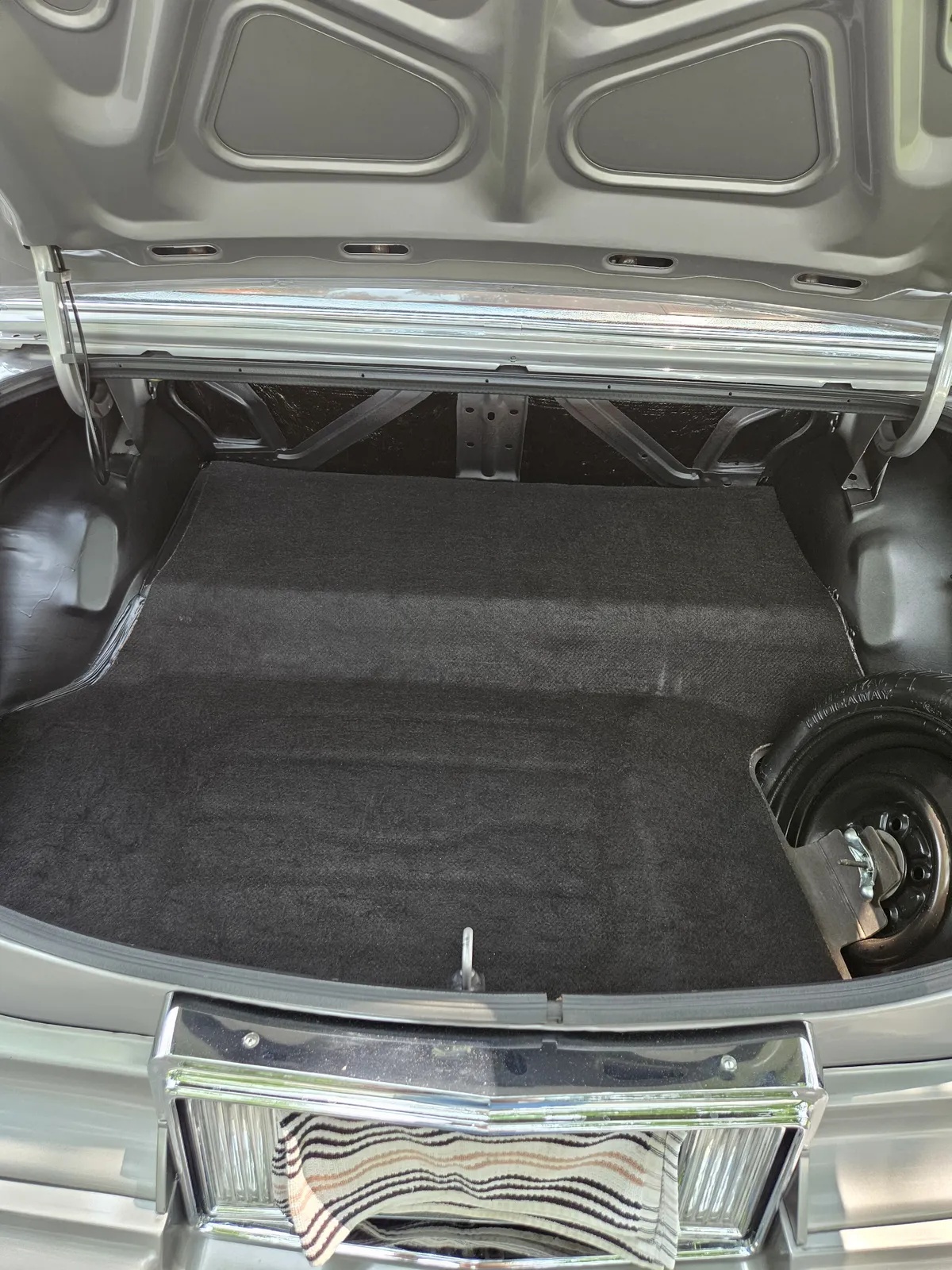 Pontiac-Grand-prix-1983-Silver-Sand-Metallic-Maroon-1