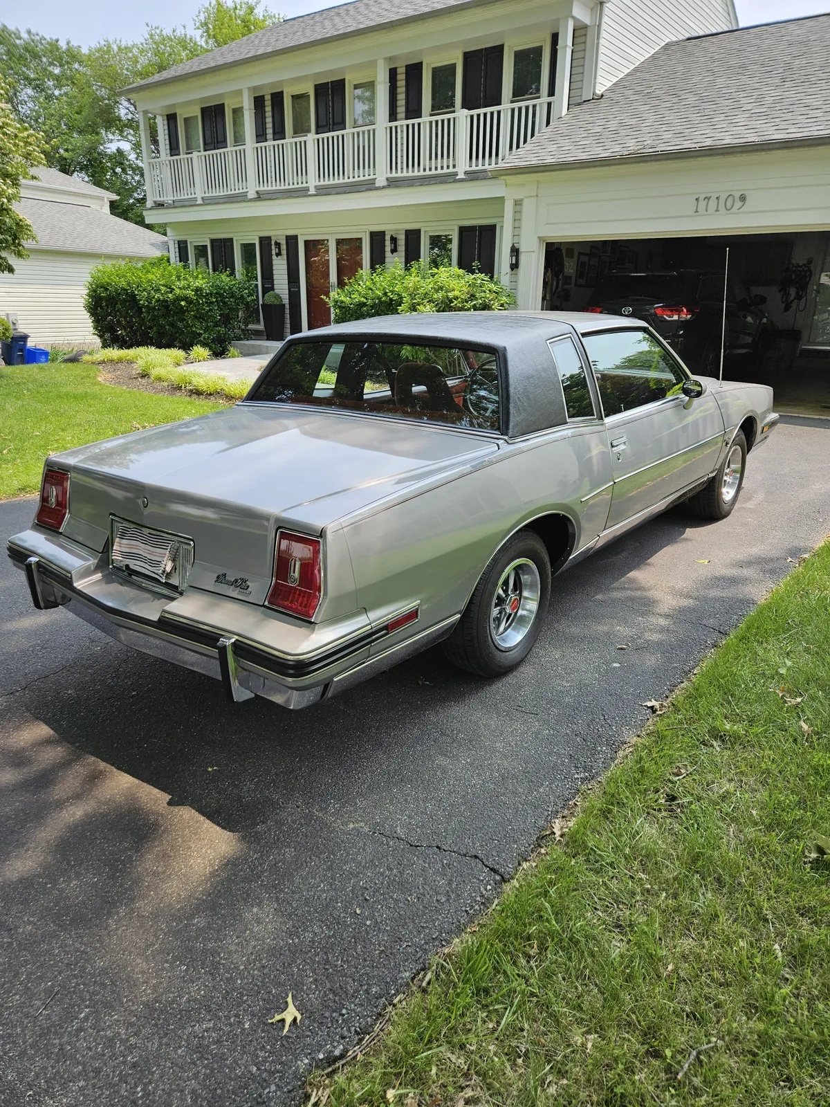 Pontiac-Grand-prix-1983-Silver-Sand-Metallic-Maroon-3