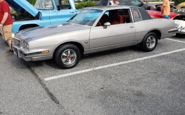 Pontiac-Grand-prix-1983-Silver-Sand-Metallic-Maroon