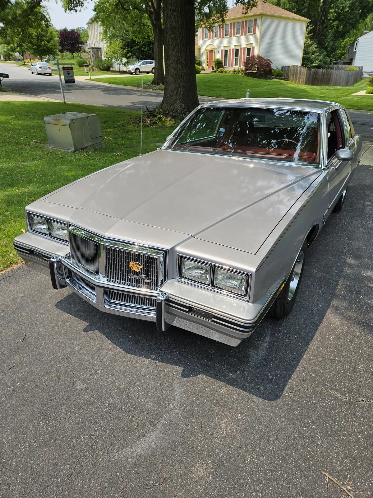 Pontiac-Grand-prix-1983-Silver-Sand-Metallic-Maroon-4