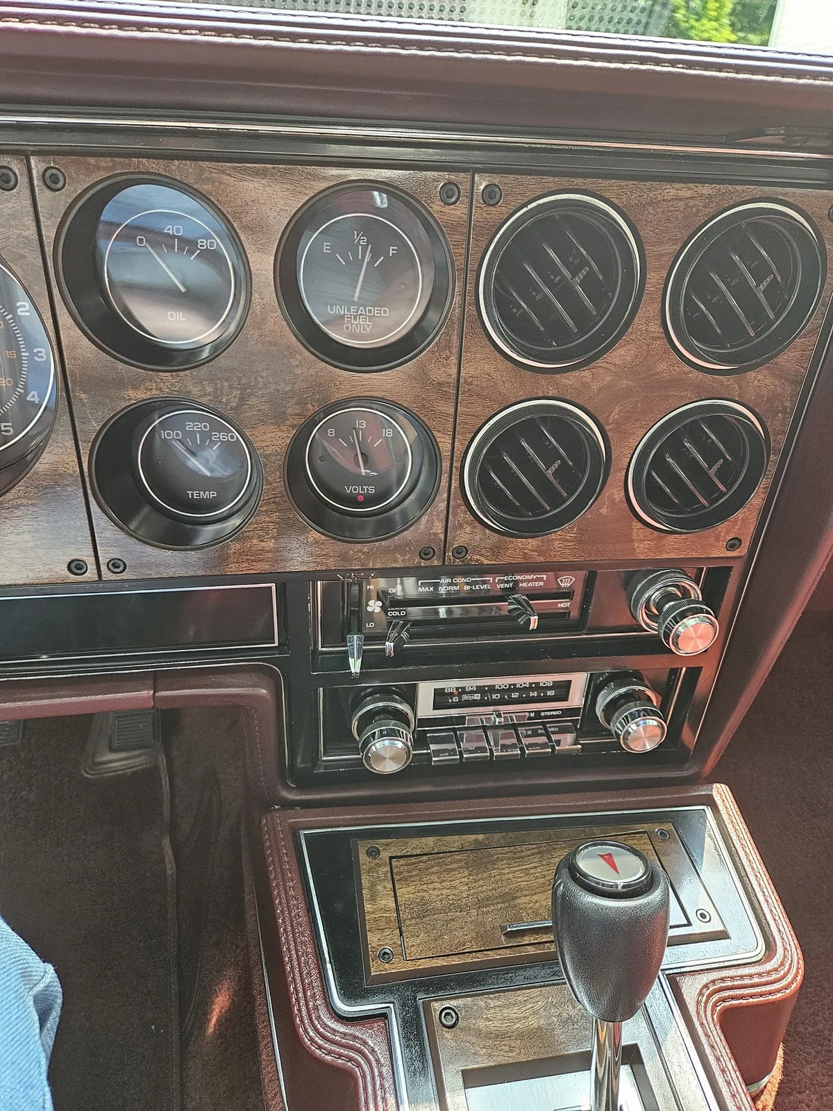 Pontiac-Grand-prix-1983-Silver-Sand-Metallic-Maroon-6