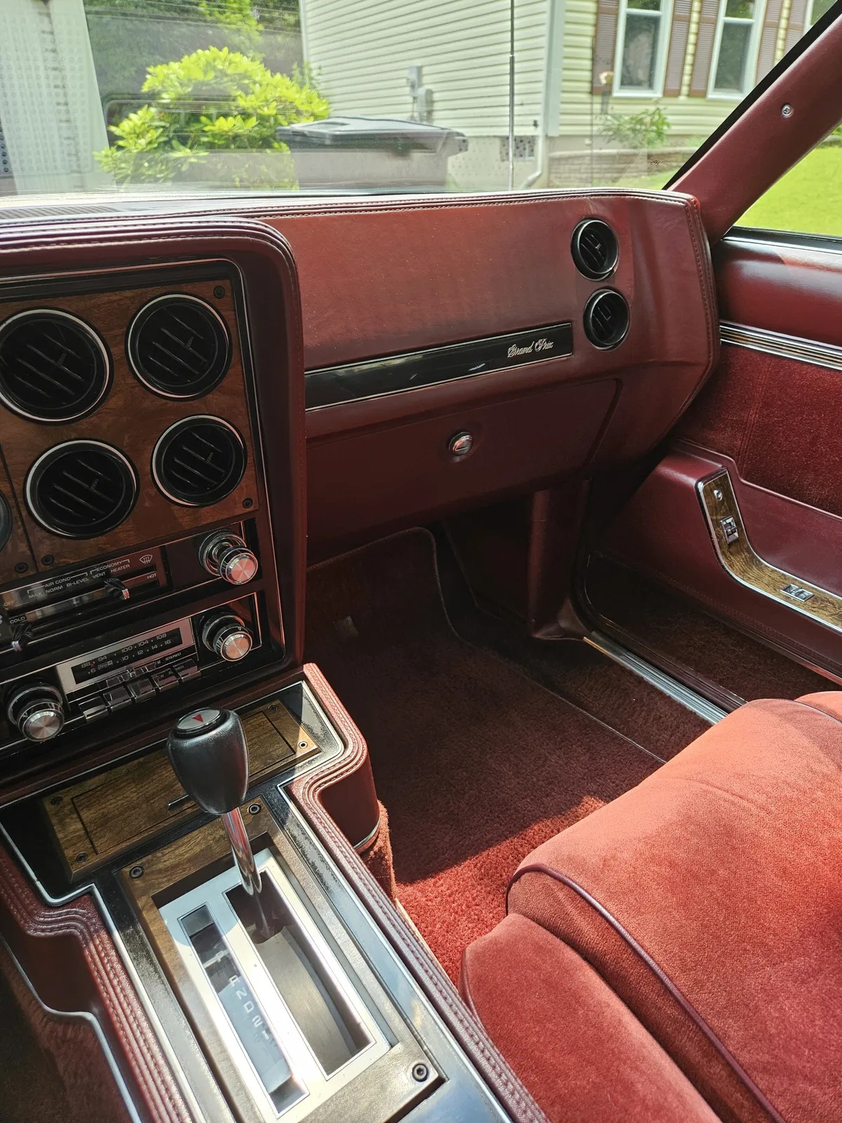 Pontiac-Grand-prix-1983-Silver-Sand-Metallic-Maroon-7