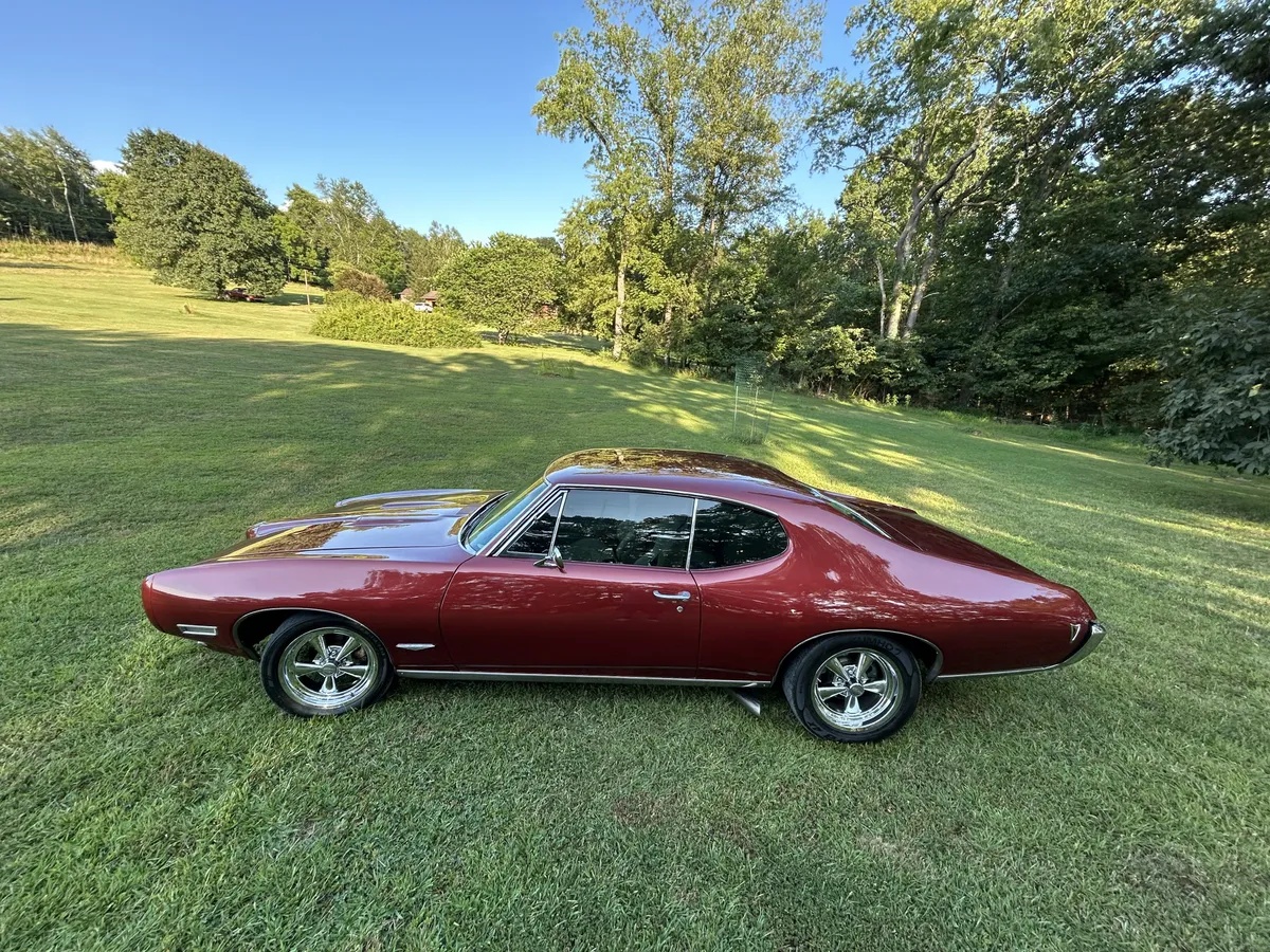 Pontiac-Gto-1968-Maroon-White