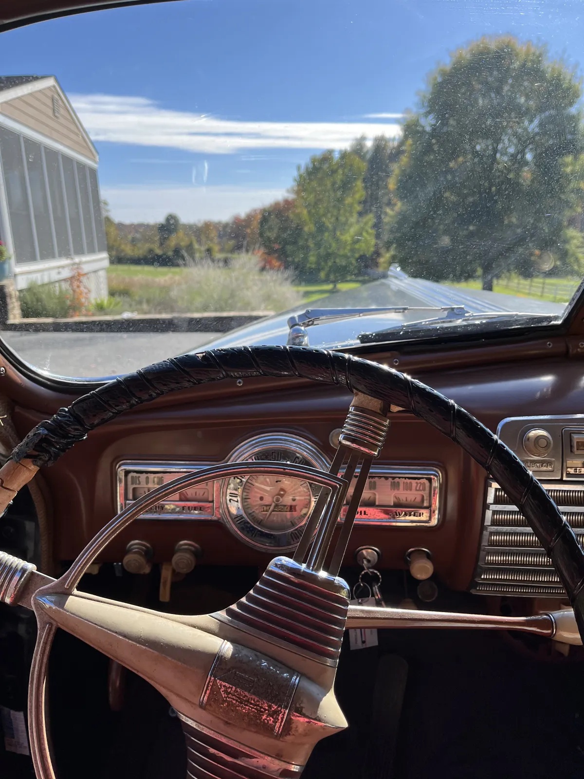 Pontiac-Silver-streak-1941-Black-Tan-1