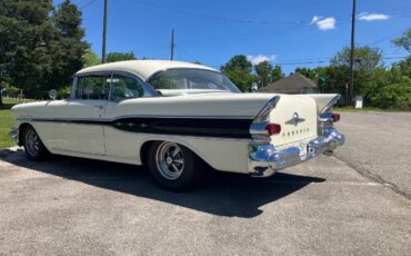 Pontiac-Super-chief-1957-Kenya-IvoryBlack-Ac-1