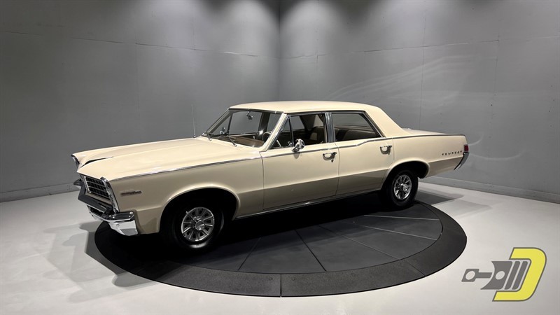 Pontiac-Tempest-1965-Sedan