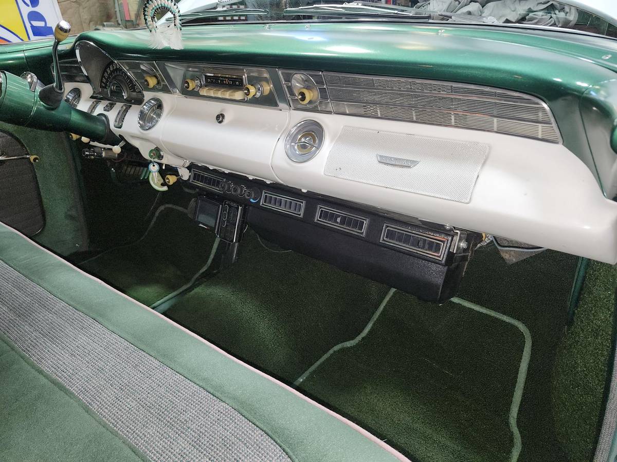 Pontiac-chieftan-wagon-1956-green-15