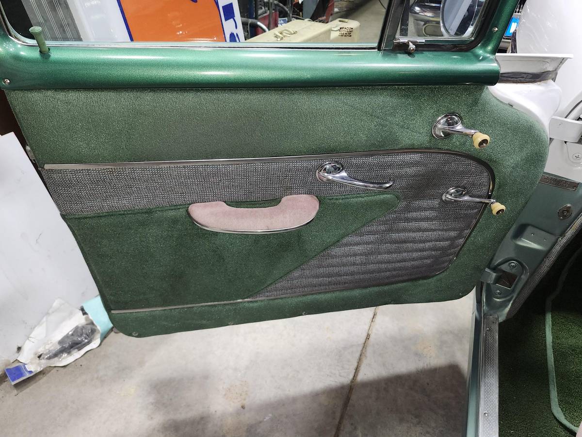 Pontiac-chieftan-wagon-1956-green-5