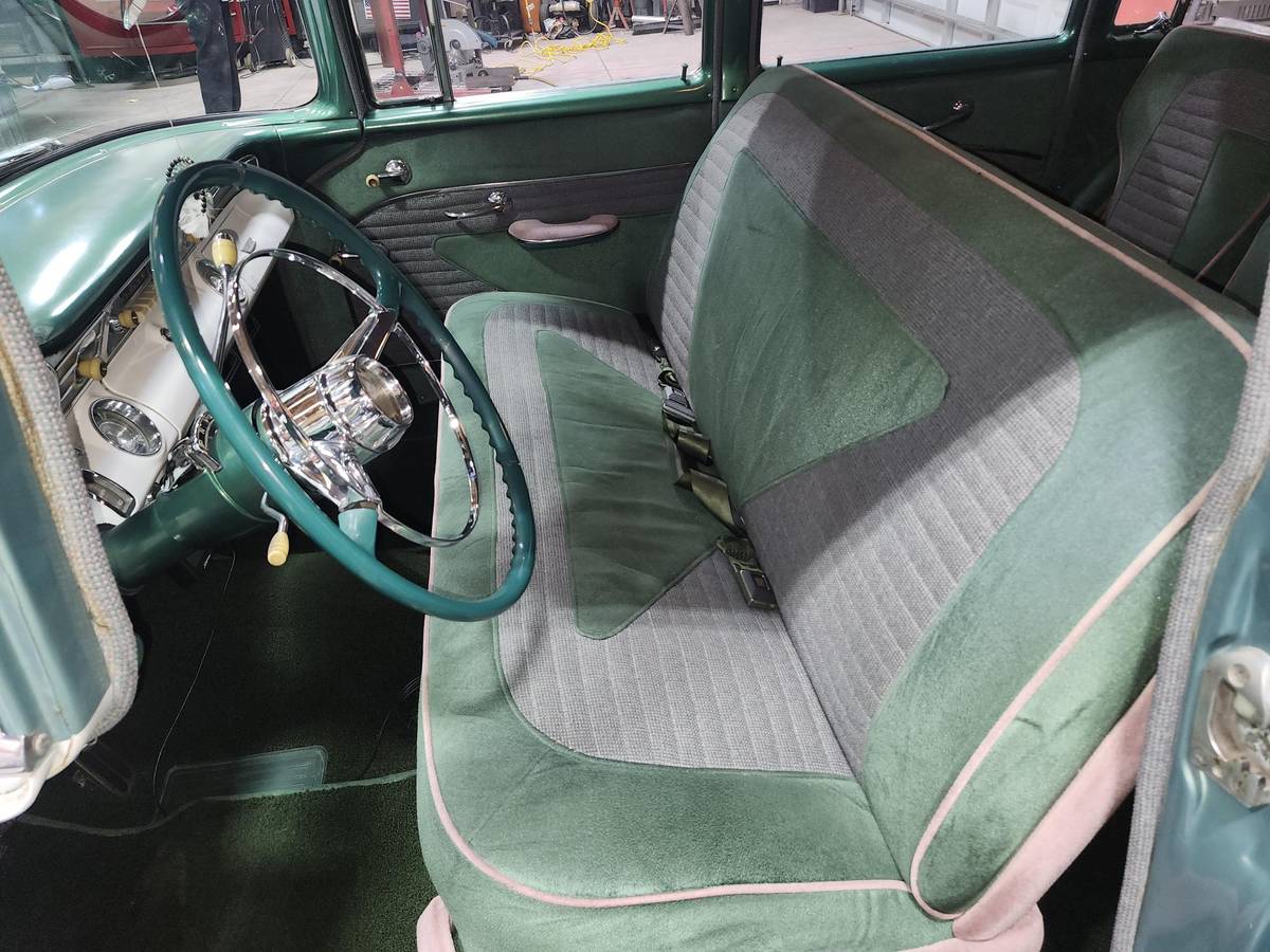 Pontiac-chieftan-wagon-1956-green-6