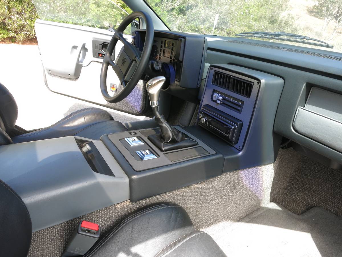 Pontiac-fiero-1988-white-11