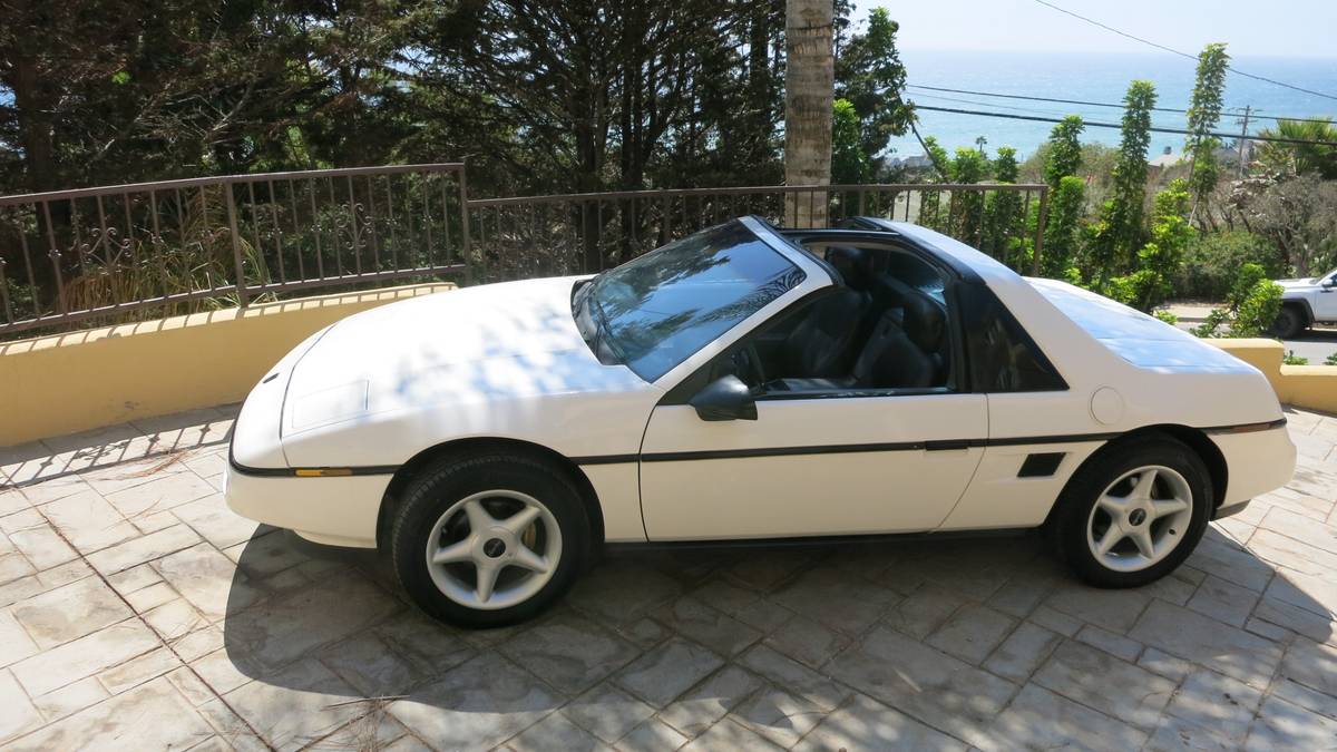 Pontiac-fiero-1988-white-13