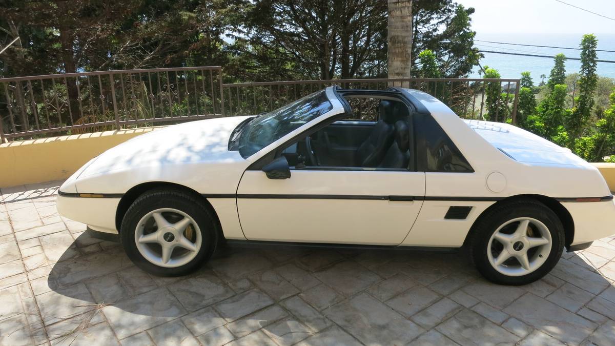 Pontiac-fiero-1988-white-14