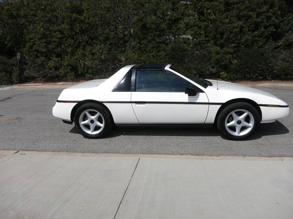 Pontiac-fiero-1988-white-2
