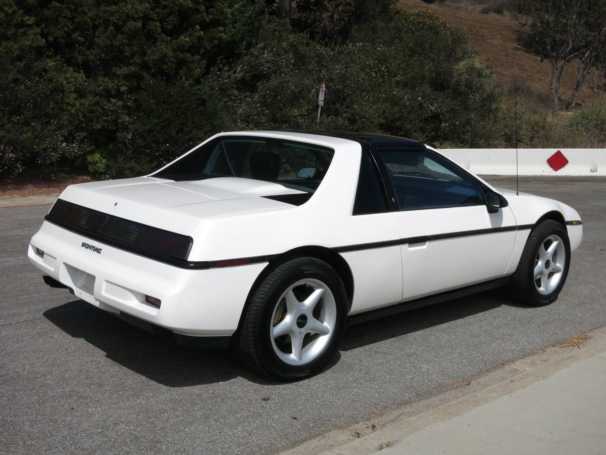 Pontiac-fiero-1988-white-3