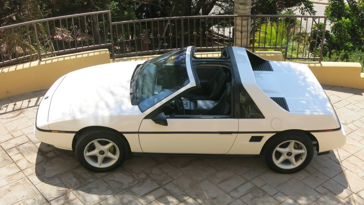 Pontiac-fiero-1988-white
