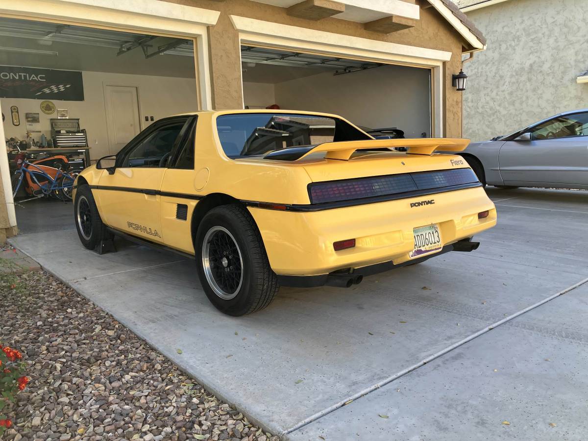 Pontiac-fiero-formula-1988-yellow-1