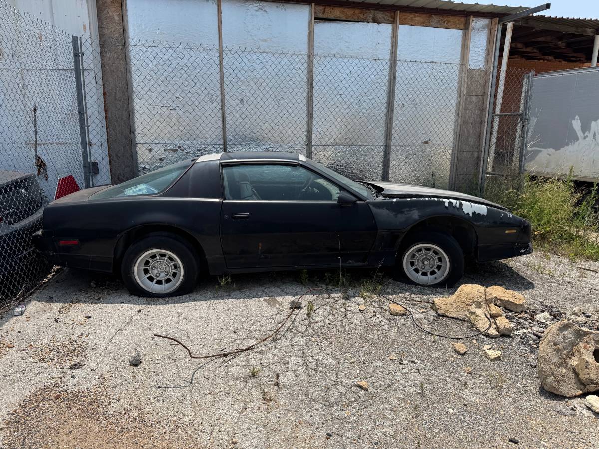 Pontiac-firebird-1986-black-3