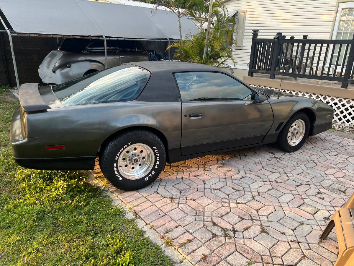 Pontiac-firebird-1988-grey-3