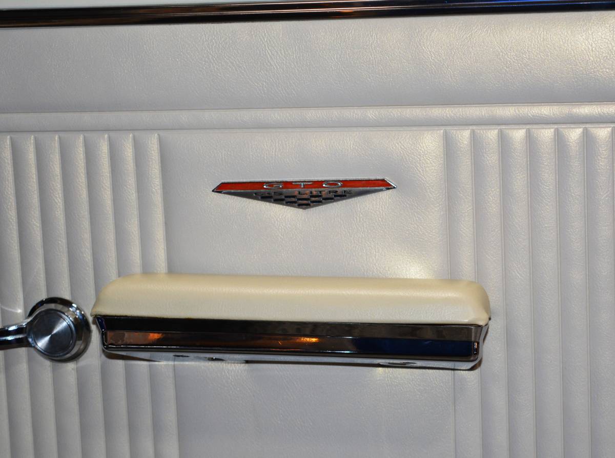 Pontiac-gto-convertible-1966-blue-12