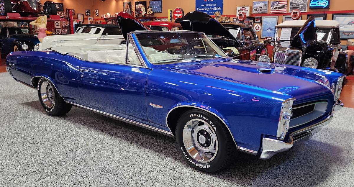 Pontiac-gto-convertible-1966-blue
