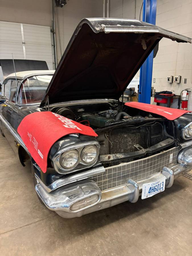 Pontiac-laurentian-four-door-sport-1958-black-12