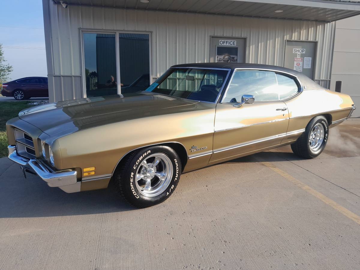 Pontiac-luxury-lemans-1972
