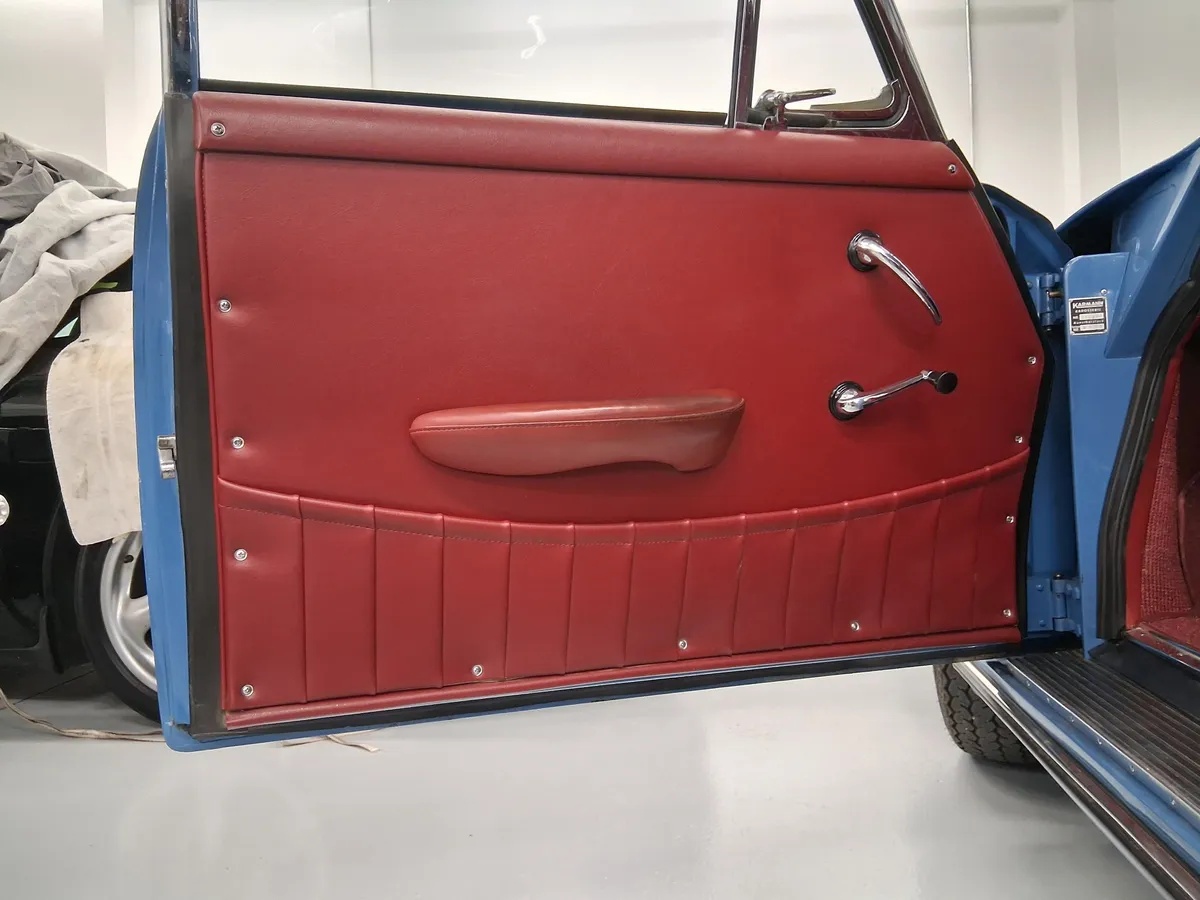 Porsche-356c-1964-Sky-Blue-Red-7