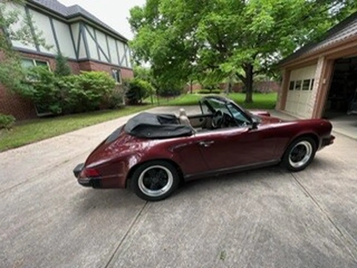 Porsche-911-1983-Ruby-Red-Metallic-Tan-1