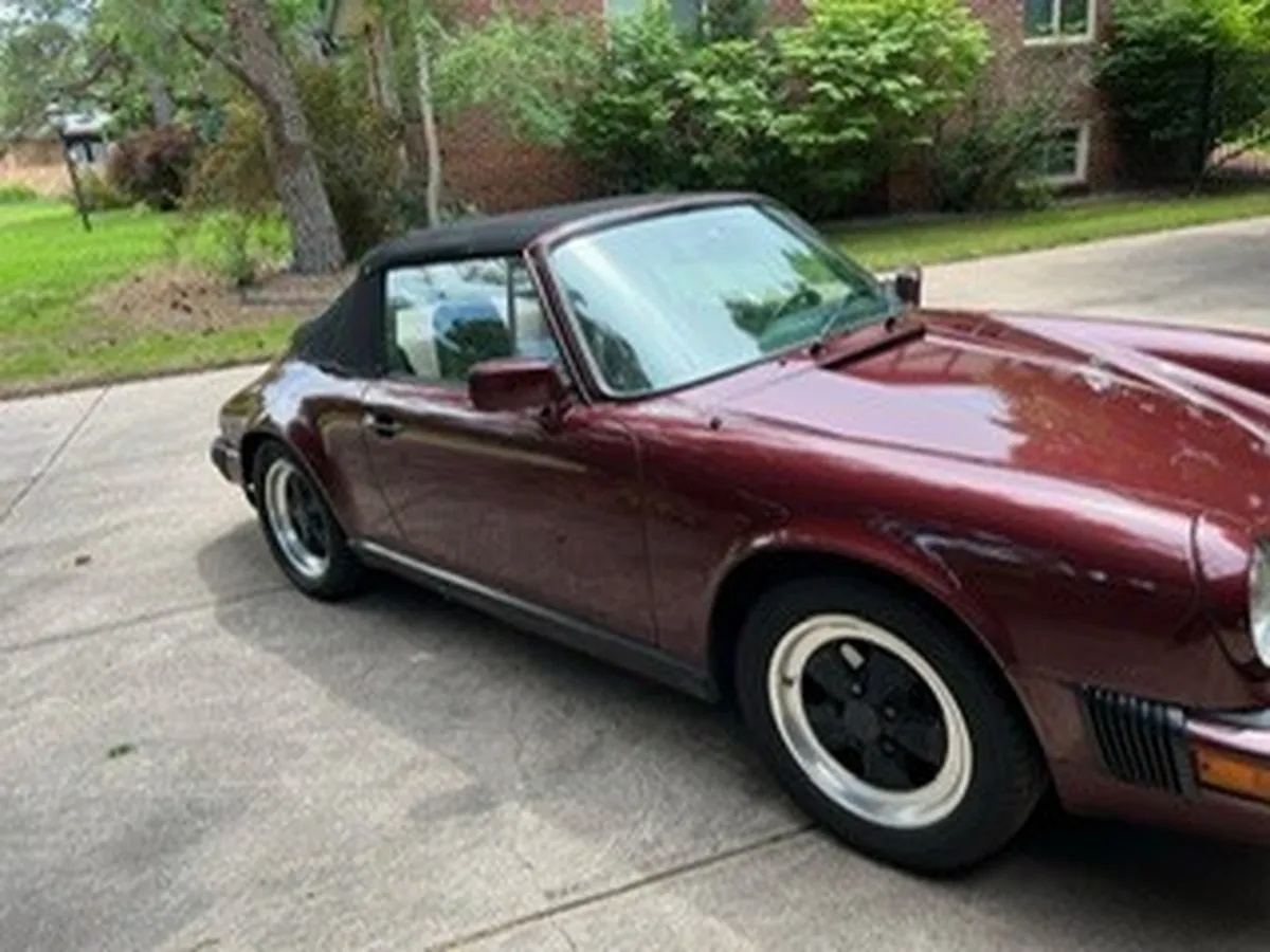 Porsche-911-1983-Ruby-Red-Metallic-Tan-2