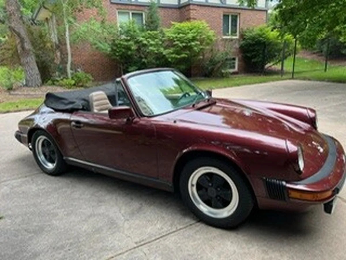 Porsche-911-1983-Ruby-Red-Metallic-Tan-3