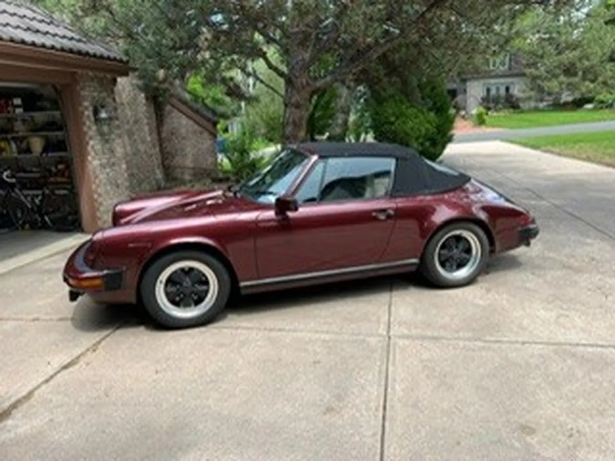 Porsche-911-1983-Ruby-Red-Metallic-Tan-4