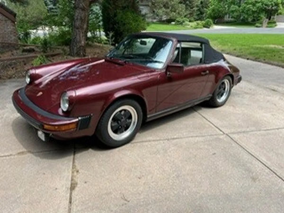 Porsche-911-1983-Ruby-Red-Metallic-Tan-7